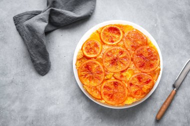 Ters alanı gri arka plan üzerinde turuncu kek aşağı kopyalayın. Ev yapımı kek ile kanlı portakal, narenciye.