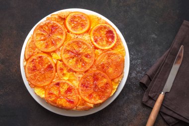 Ters alanı aşağı turuncu kek koyu arka plan üzerine kopyalayın. Ev yapımı kek ile kanlı portakal, narenciye.