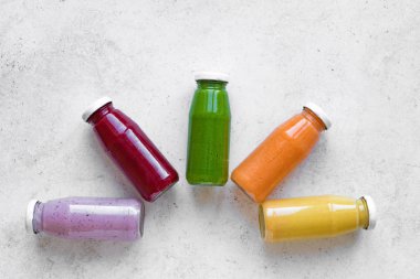 Çeşitli tatlılar veya suyu şişelerde, sağlıklı diyet Detoks vegan temiz gıda kavramı, üstten görünüm alanı kopyalayın. Beyaz arka plan üzerinde renkli smoothies.
