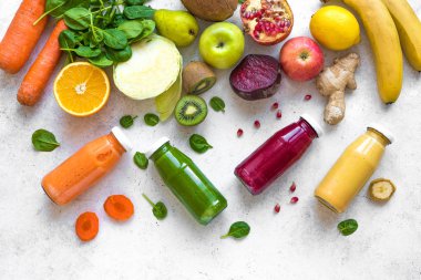 Çeşitli tatlılar veya meyve suları şişe ve malzemelerin üzerine beyaz, sağlıklı bir diyet Detoks vegan temiz gıda kavramı, üstten görünüm, kopya alanı.