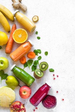Çeşitli tatlılar veya meyve suları şişe ve malzemelerin üzerine beyaz, sağlıklı bir diyet Detoks vegan temiz gıda kavramı, üstten görünüm, kopya alanı.