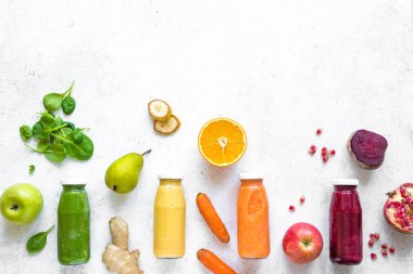 Çeşitli tatlılar veya meyve suları şişe ve malzemelerin üzerine beyaz, sağlıklı bir diyet Detoks vegan temiz gıda kavramı, üstten görünüm, kopya alanı.