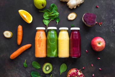 Çeşitli tatlılar veya meyve suları şişe ve malzemeler, sağlıklı diyet Detoks vegan temiz gıda kavramı, en iyi görünüm, kopya alanı.