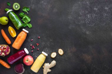 Çeşitli tatlılar veya meyve suları şişe ve malzemeler, sağlıklı diyet Detoks vegan temiz gıda kavramı, en iyi görünüm, kopya alanı.