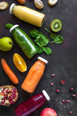 Çeşitli tatlılar veya meyve suları şişe ve malzemeler, sağlıklı diyet Detoks vegan temiz gıda kavramı, en iyi görünüm, kopya alanı.