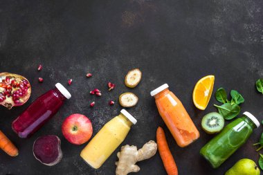 Çeşitli tatlılar veya meyve suları şişe ve malzemeler, sağlıklı diyet Detoks vegan temiz gıda kavramı, en iyi görünüm, kopya alanı.