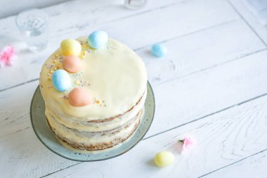 Paskalya kek. Paskalya için sırlı krem peynirli havuç kek dekore edilmiş şeker yumurta, üstten görünüm, kopya alanı ile.