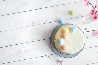 Paskalya kek. Paskalya için sırlı krem peynirli havuç kek dekore edilmiş şeker yumurta, üstten görünüm, kopya alanı ile.