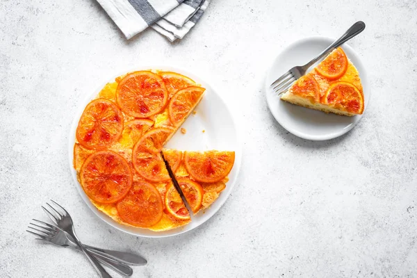 Kopfüber Orangefarbener Kuchen Auf Weißem Hintergrund Leerzeichen Kopieren Hausgemachter Kuchen — Stockfoto