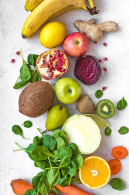 Renkli meyve ve sebzeler üzerinde beyaz bir tablo. Suyu ve smoothie malzemeler. Sağlıklı temiz beslenme, Detoks, diyet kavramı.