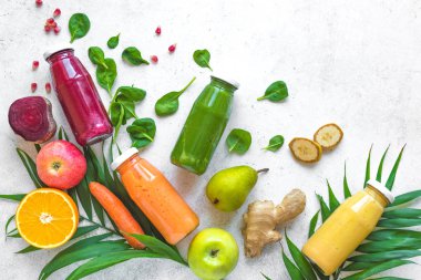 Çeşitli tatlılar veya meyve suları şişe ve malzemelerin üzerine beyaz, sağlıklı bir diyet Detoks vegan temiz gıda kavramı, üstten görünüm, kopya alanı.