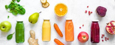 Çeşitli renkli smoothies veya meyve suları şişe ve malzemelerin üzerine beyaz. Sağlıklı Diyet Detoks vegan temiz gıda kavramı, üstten görünüm, afiş.