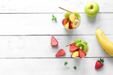 Plastik bardak paket içinde meyve salatası. Organik meyve ve çilek, gitmek, sağlıklı snack dilimlenmiş Kopyala yer.