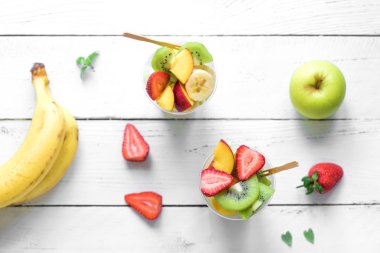 Plastik bardak paket içinde meyve salatası. Organik meyve ve çilek, gitmek, sağlıklı snack dilimlenmiş Kopyala yer.