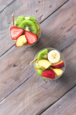 Plastik bardak paket içinde meyve salatası. Organik meyve ve çilek, gitmek, sağlıklı snack dilimlenmiş Kopyala yer.