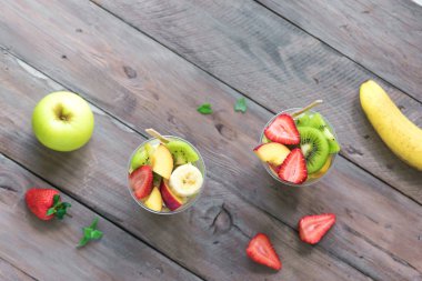Plastik bardak paket içinde meyve salatası. Organik meyve ve çilek, gitmek, sağlıklı snack dilimlenmiş Kopyala yer.