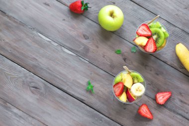 Plastik bardak paket içinde meyve salatası. Organik meyve ve çilek, gitmek, sağlıklı snack dilimlenmiş Kopyala yer.