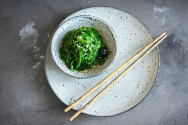 Chuka yosun salata üzerine beton arka plan, seramik kase alanı kopyalayın. Japon mutfağı - Chuka salata