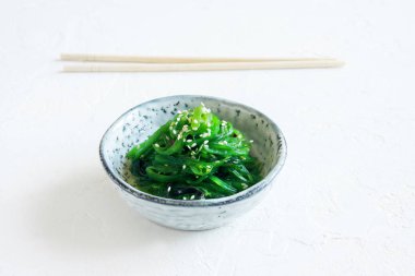 Chuka yosun salata beyaz zemin üzerine seramik kase alanı kopyalayın. Japon mutfağı - Chuka salata