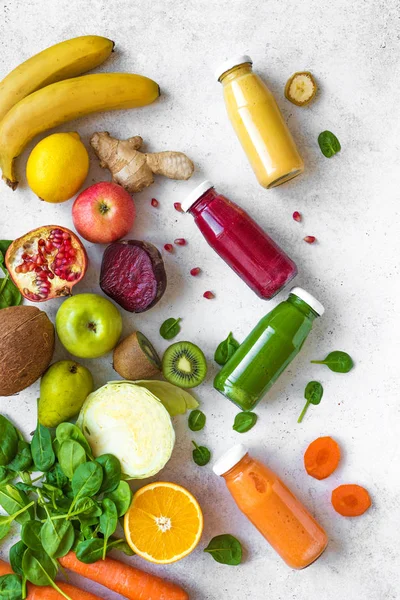 Renkli meyve ve sebze ve şişe beyaz masada suları ve smoothies. Suyu ve smoothie malzemeler. Sağlıklı temiz beslenme, Detoks, diyet kavramı.