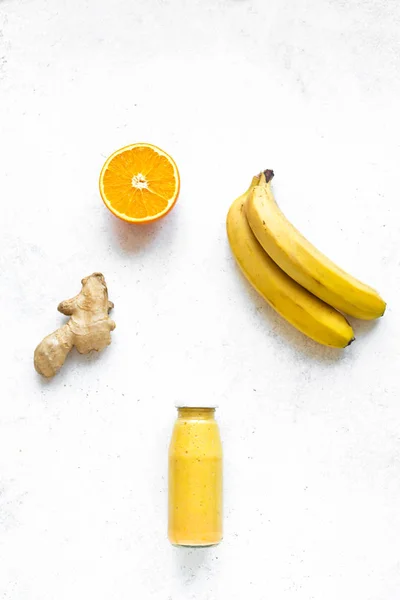 Sárga Turmix Üveg Összetevők Banán Narancs Gyömbér Fehér Háttér Másol — Stock Fotó