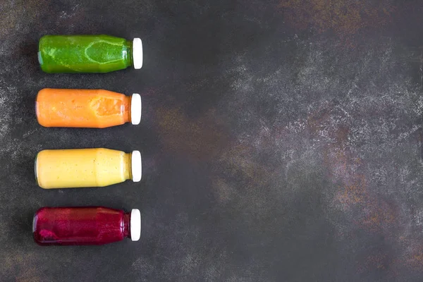 Çeşitli tatlılar veya şişelerde karanlık suları. Sağlıklı Diyet Detoks vegan temiz gıda kavramı, üstten görünüm, kopya alanı.