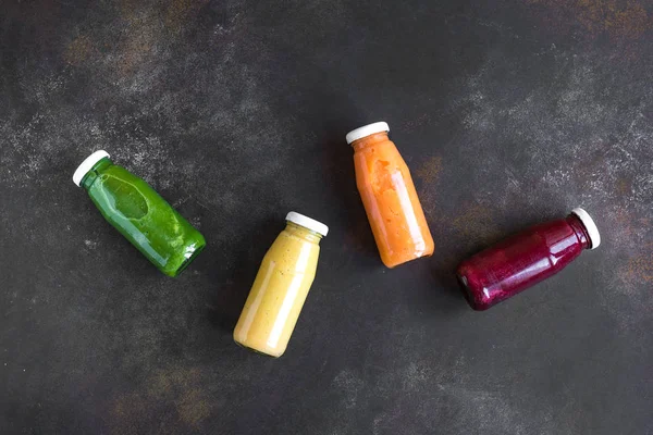 Çeşitli renkli smoothies veya şişelerde karanlık suları. Sağlıklı Diyet Detoks vegan temiz gıda kavramı, üstten görünüm, kopya alanı.