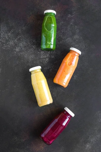 Çeşitli renkli smoothies veya şişelerde karanlık suları. Sağlıklı Diyet Detoks vegan temiz gıda kavramı, üstten görünüm, kopya alanı.