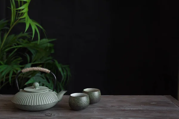 Bule Xícaras Chá Fundo Preto Espaço Cópia Arranjo Asiático Tradicional — Fotografia de Stock