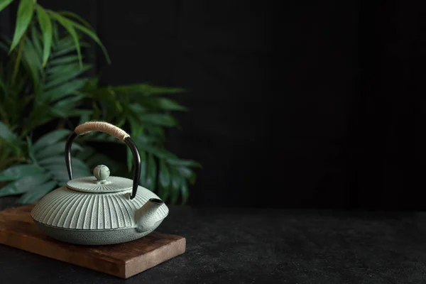 Eisen Teekanne Auf Schwarzem Hintergrund Kopierraum Traditionelles Asiatisches Arrangement Für — Stockfoto