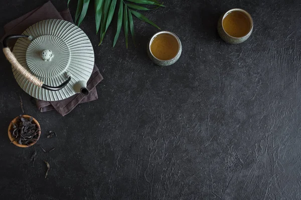 Teekanne Und Teetassen Auf Schwarzem Hintergrund Kopierraum Traditionelles Asiatisches Arrangement — Stockfoto