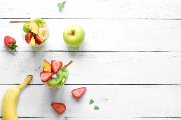 Gyümölcssaláta Műanyag Pohár Elvihető Szeletelt Bio Gyümölcsök Bogyók Egészséges Snack — Stock Fotó