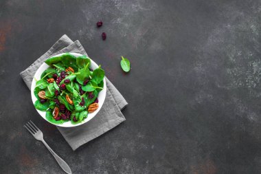 Pekan somun ve kızılcık ıspanak salatası