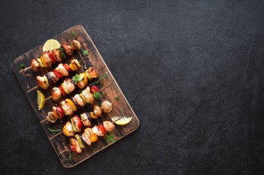 tavuk ve sebze şişleri