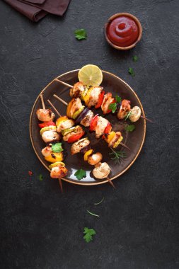 tavuk ve sebze şişleri