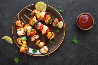 tavuk ve sebze şişleri