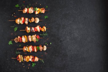 tavuk ve sebze şişleri