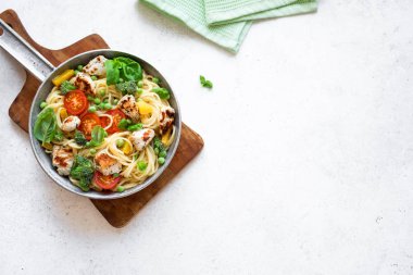 Makarna tavuk Primavera