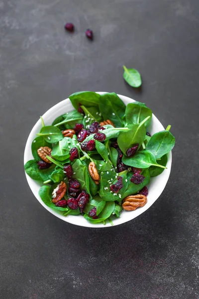 Spinach salad with  pecan nuts and cranberries — Stock Photo, Image