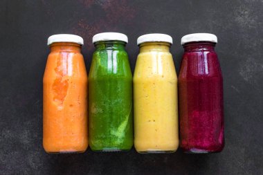 Renkli smoothies şişeler