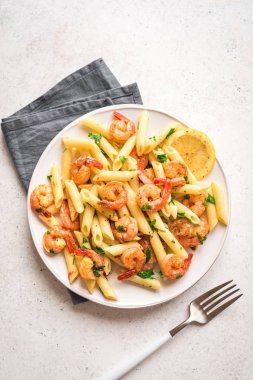 Penne makarna karides ile