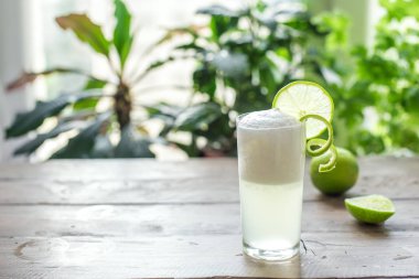 Yumurta cin Fizz kokteyl
