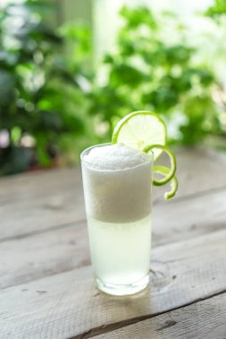 Yumurta cin Fizz kokteyl