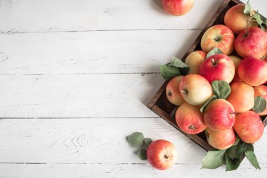 Ahşap kutusunda kırmızı elmalar