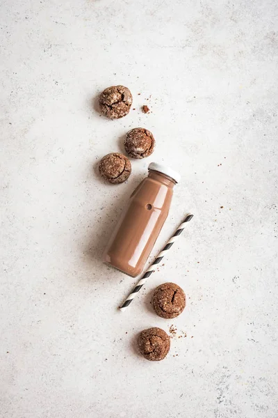 Czekoladowe mleko i ciasteczka czekoladowe — Zdjęcie stockowe
