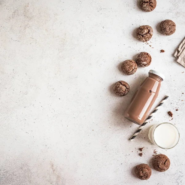 巧克力牛奶和巧克力饼干 — 图库照片
