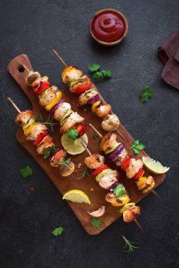 tavuk ve sebze şişleri