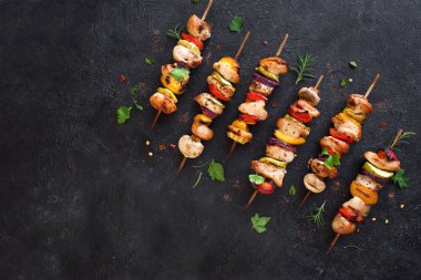 tavuk ve sebze şişleri