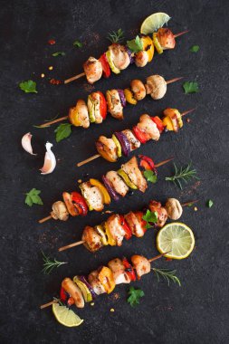 tavuk ve sebze şişleri