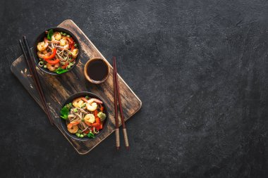 Kızarmış soba ve karides stir